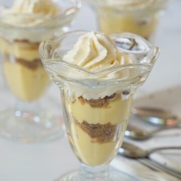 sugar free banana pudding in glass dish