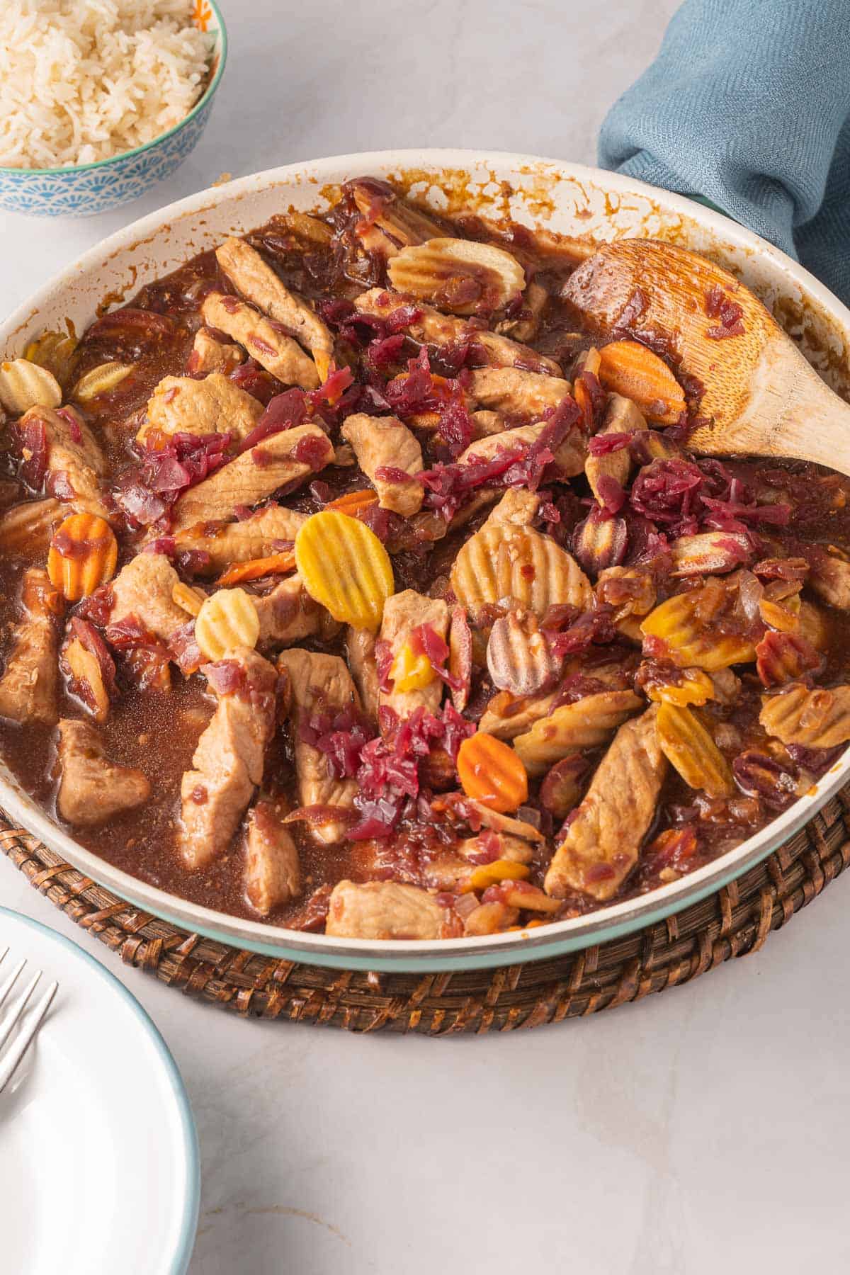 Pork, cabbage, carrots in skillet.
