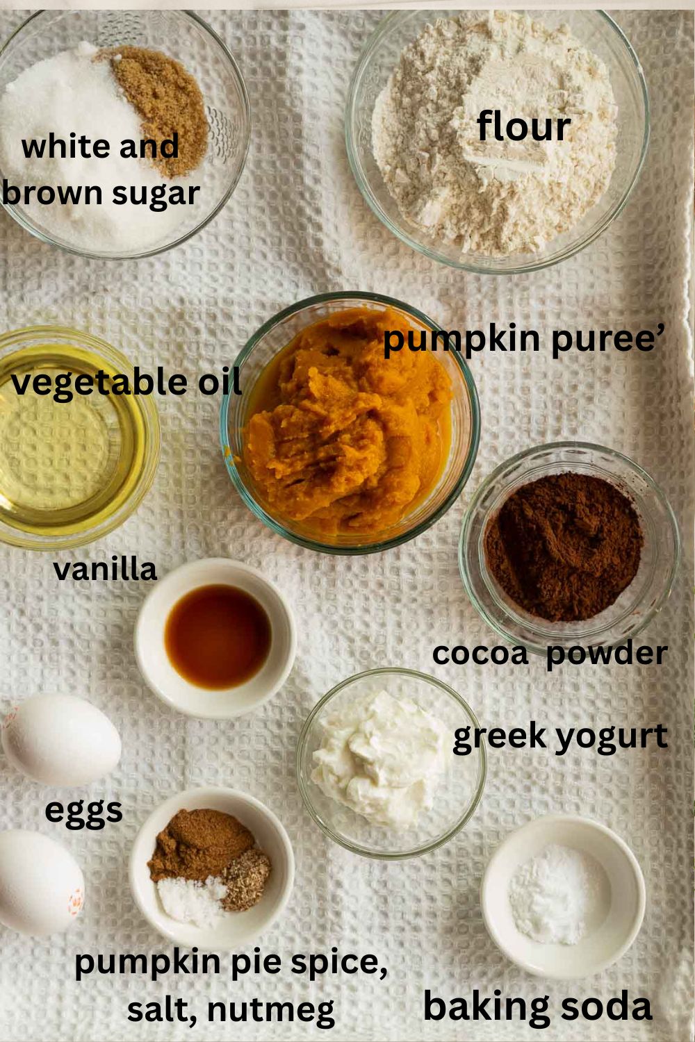 Pumpkin puree, sugar, vanilla, spices, eggs, oil, flour, yogurt, cocoa.