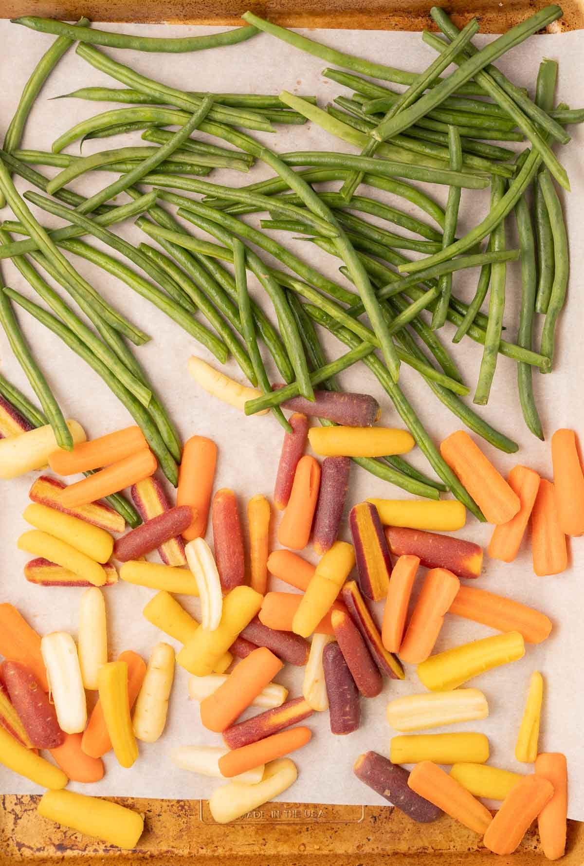 Baby carrots and green beans on tray.